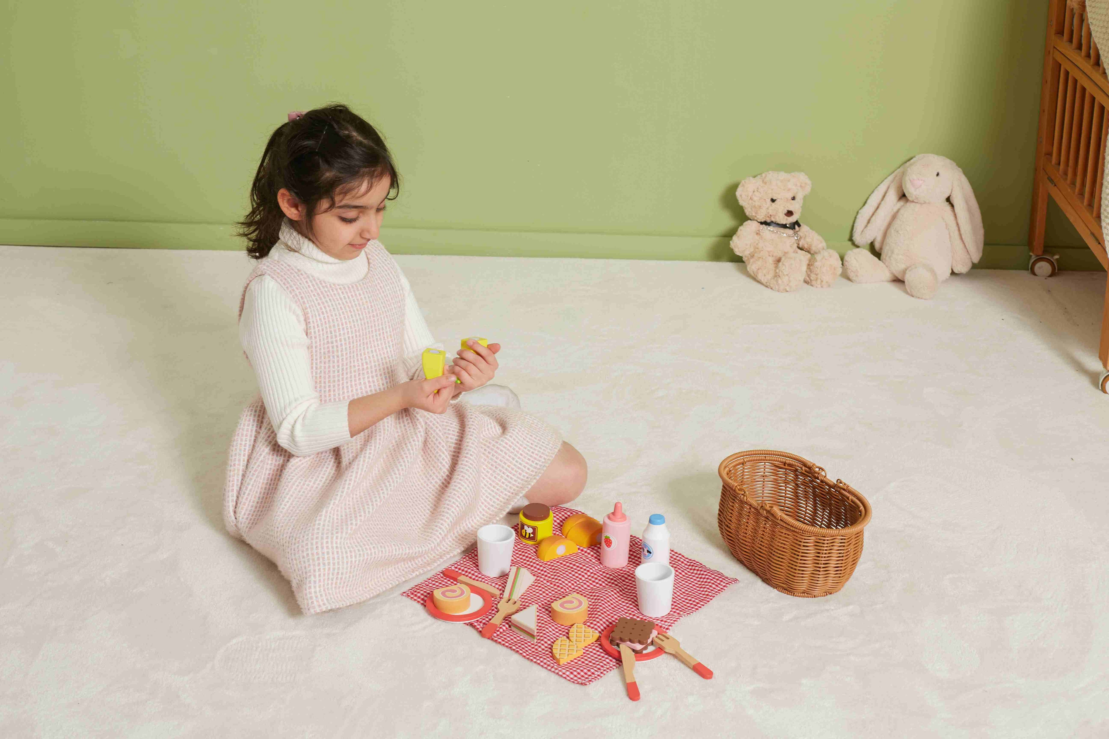 Viga 30-Piece Deluxe Wooden Picnic Basket Set - Montessori Outdoor Social Role Play Toy